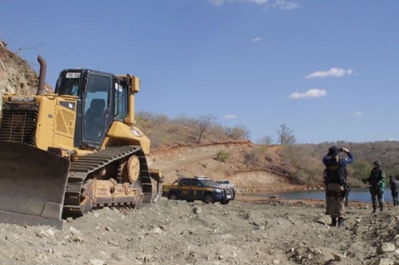 FPI flagra aterramento de quatro hectares do Rio São Francisco em Olho D´água do Casado