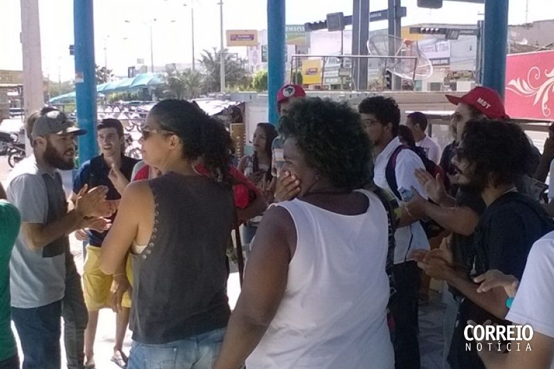 Estudantes e movimentos sociais realizam manifestação pelas ruas de Delmiro Gouveia