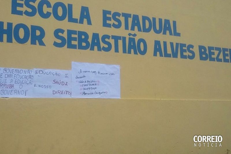 Escola Estadual Monsenhor segue ocupada há um mês em protesto contra a PEC dos gastos