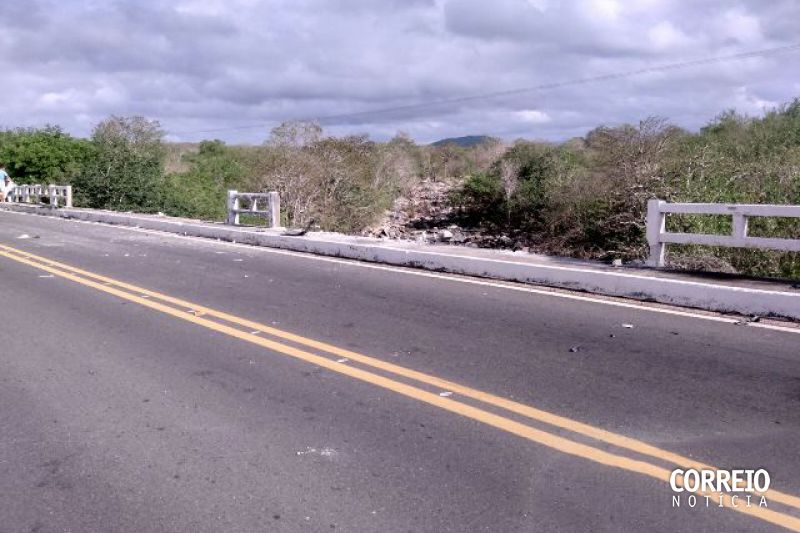 Homem sofre acidente ao tentar conduzir cinquentinha com ovelha na garupa