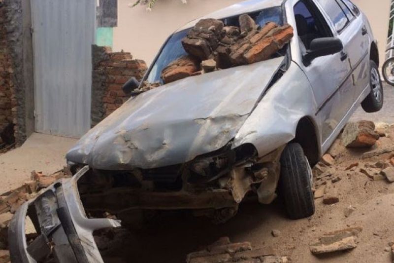 Carro de passeio fica sem freios e atinge muro de residência em Mata Grande