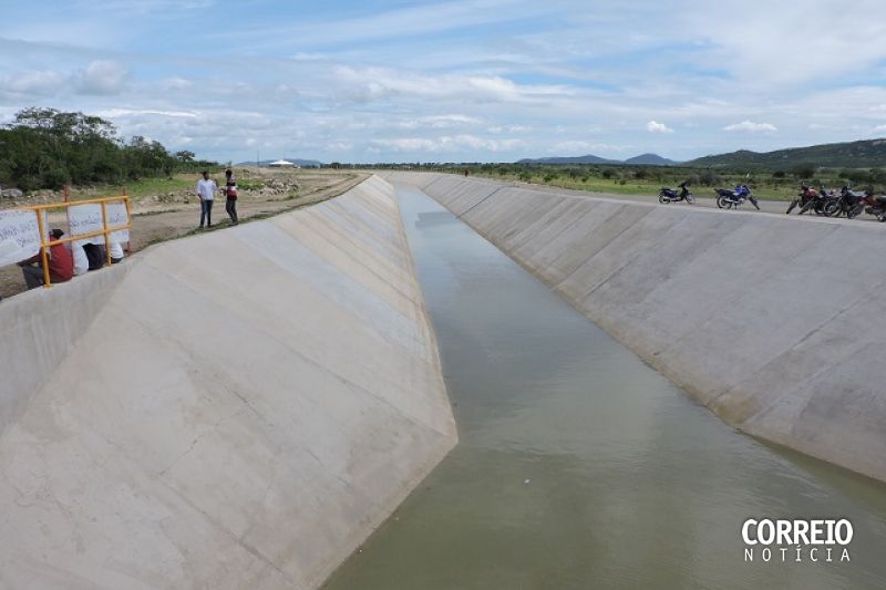 Apenas três pessoas possuem autorização da Semarh para retirar água do Canal do Sertão