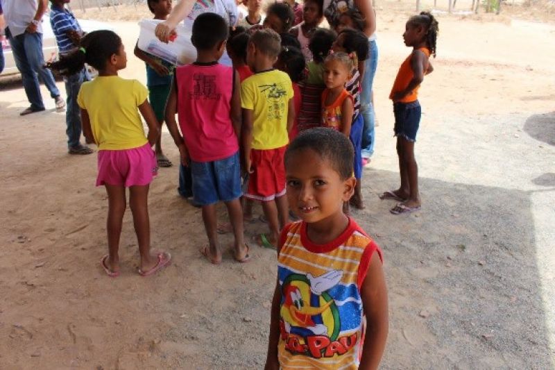 Crianças de comunidades quilombolas de Senador Rui Palmeira recebem presentes de Natal