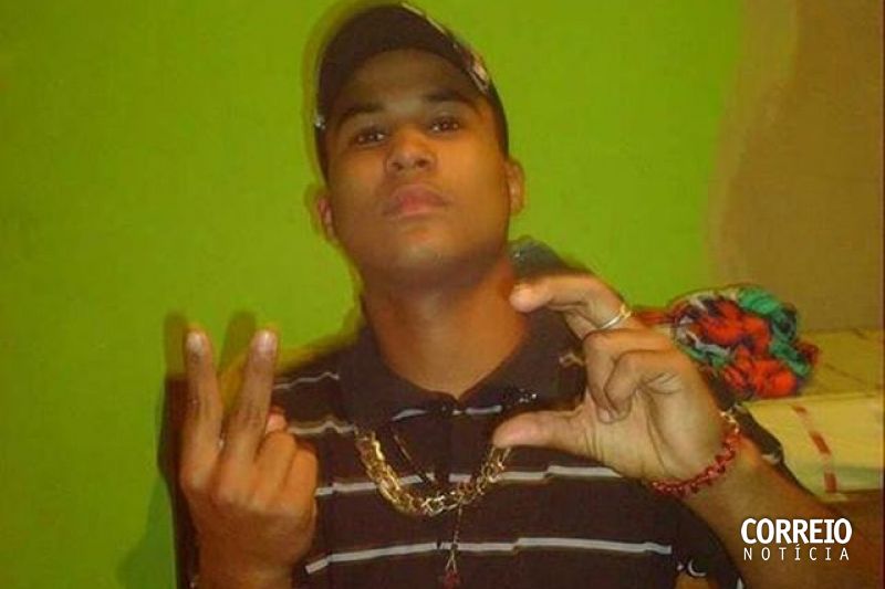 Polícia divulga fotografia de suspeito de furtar arma de policial militar em Piranhas