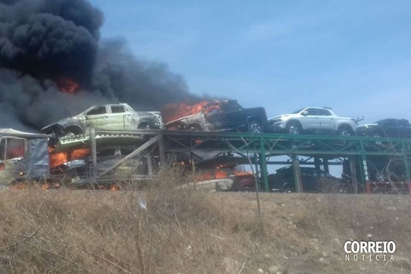 Incêndio deixa carreta cegonha totalmente destruída em trecho da BR-423 em Canapi