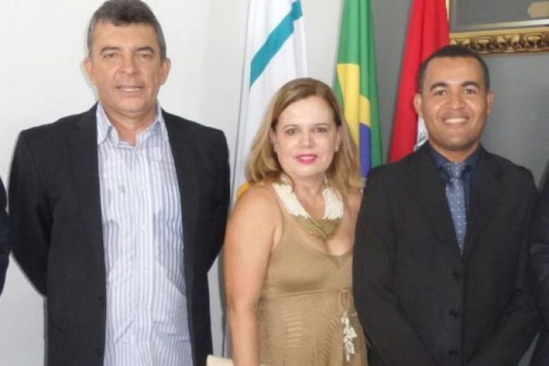 Após 5 mandatos, prefeito transmite o cargo para aliado e ex-mulher no Sertão de Alagoas