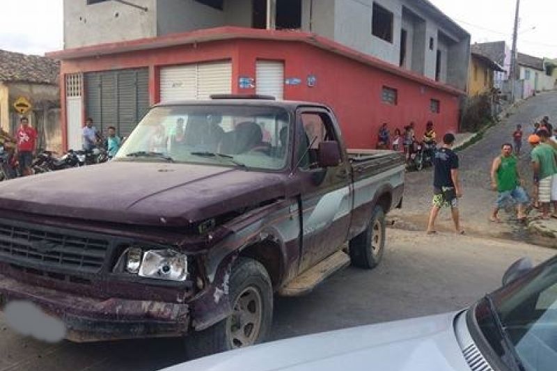 Caminhonete fica sem freios, atinge veículos e deixa duas pessoas feridas em Mata Grande