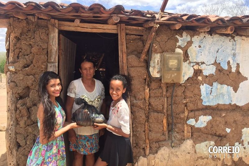 Participantes de concurso de beleza distribuem cestas básicas a 300 famílias do Sertão