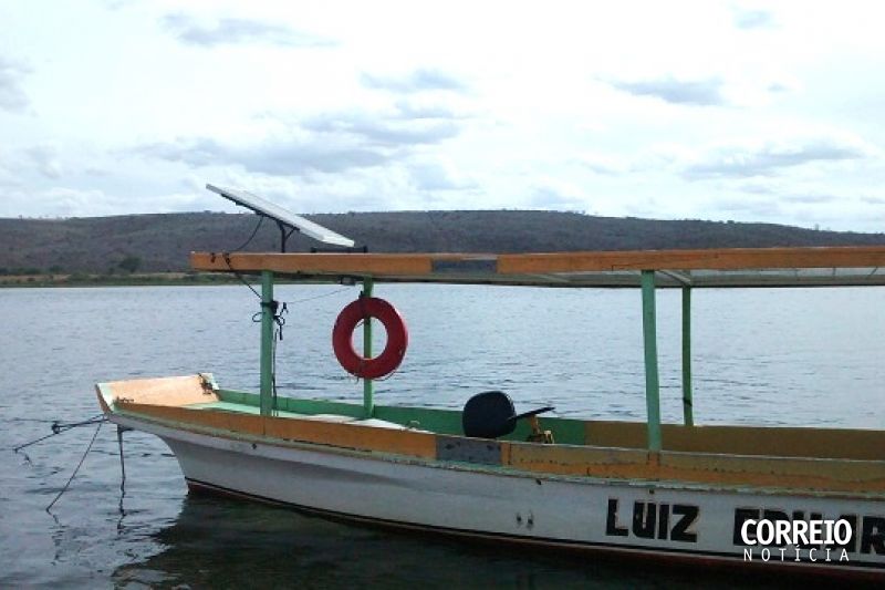 Barco movido a energia solar navega pelo rio São Francisco em Pão de Açúcar