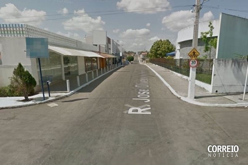 Dupla em moto rouba dinheiro e aparelhos eletrônicos de mercadinho em Delmiro Gouveia