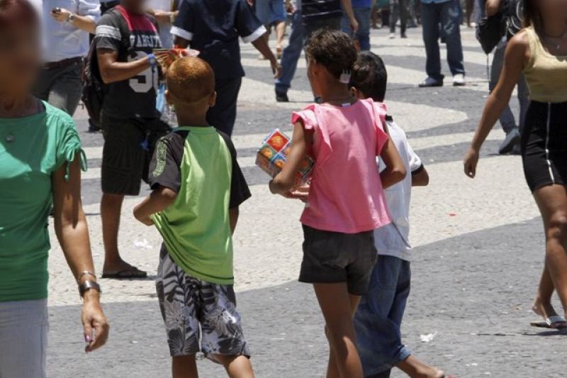 Grande número de crianças pedindo esmolas nas ruas de Delmiro Gouveia gera preocupação