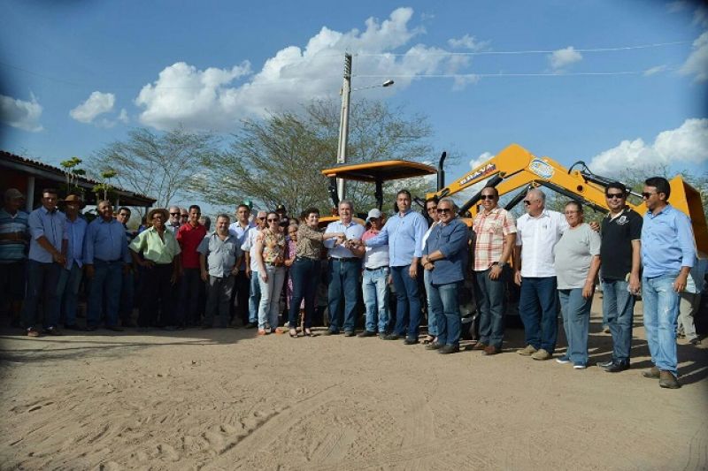 Comunidade agrícola de Piranhas é contemplada com trator e implementos