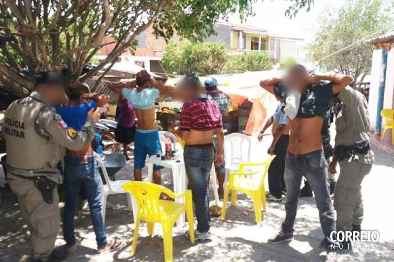 Polícia Militar realiza várias abordagens em bares para coibir criminalidade em Inhapi