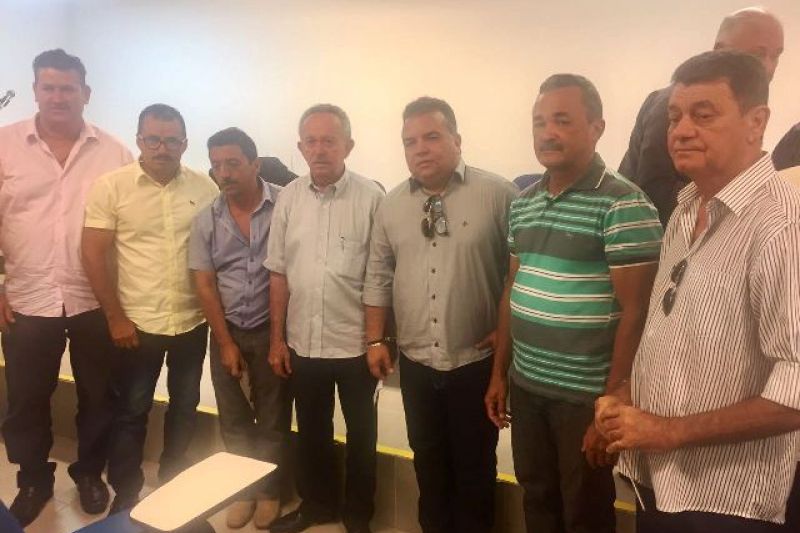 Prefeito de Pariconha recebe ordem de serviço para pavimentação das zonas urbana e rural