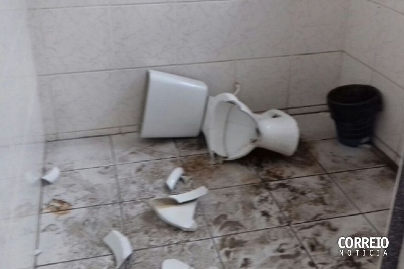 Banheiro público e ponto de ônibus são alvos da ação de vândalos em Delmiro Gouveia