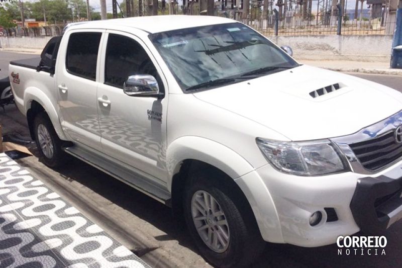 Criminosos armados rendem comerciante e roubam caminhonete em Delmiro Gouveia