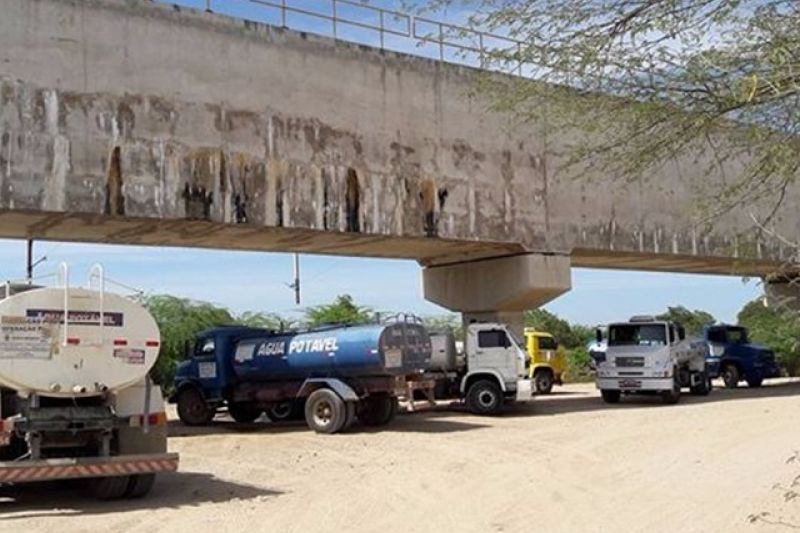 Pipeiros realizam manifestação em Pariconha para cobrar do Exército pagamentos atrasados