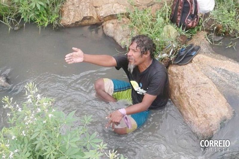 Popular flagra homem tomando banho em canal de esgoto sanitário em Delmiro Gouveia