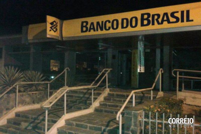 Bando encurrala policiais em GPM e explode caixas eletrônicos em Major Izidoro