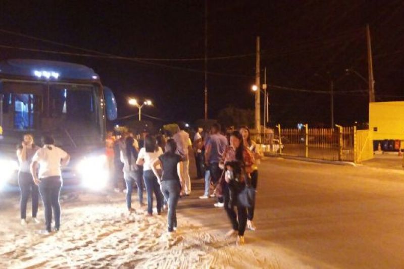 Criminosos atiram em ônibus que transportava alunos de Delmiro Gouveia para Paulo Afonso