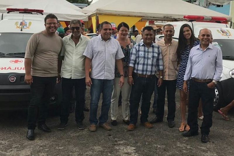 Deputado que teve 741 votos na cidade rasga elogios a prefeito em entrega de ambulâncias