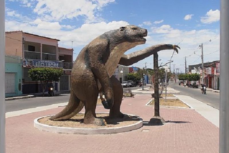 Moradores de Olivença ocupam espaço que já foi de gigante com 6 metros de tamanho