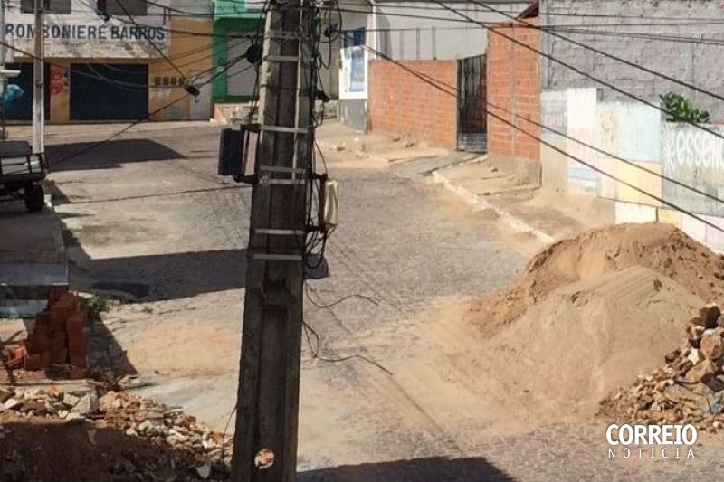 Homem ameaça mulher com pedra de calçamento e tenta assaltá-la em Delmiro Gouveia