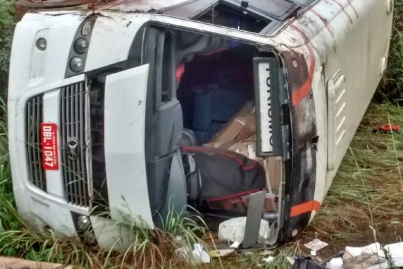 Micro-ônibus com passageiros de Olho D’água das Flores capota e mata duas pessoas em MG