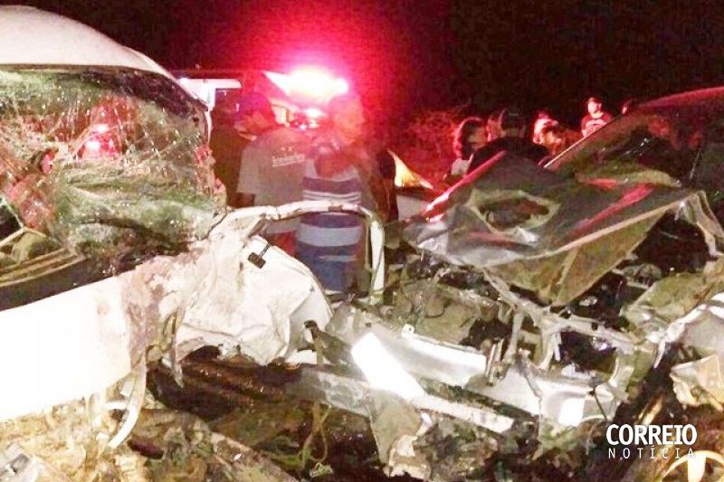 Colisão entre caminhonete e van deixa uma pessoa morta entre Delmiro Gouveia e Jatobá