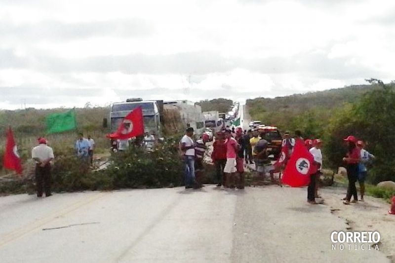 Após mais de 5h, manifestantes liberam trecho da BR-423 entre Delmiro e Paulo Afonso