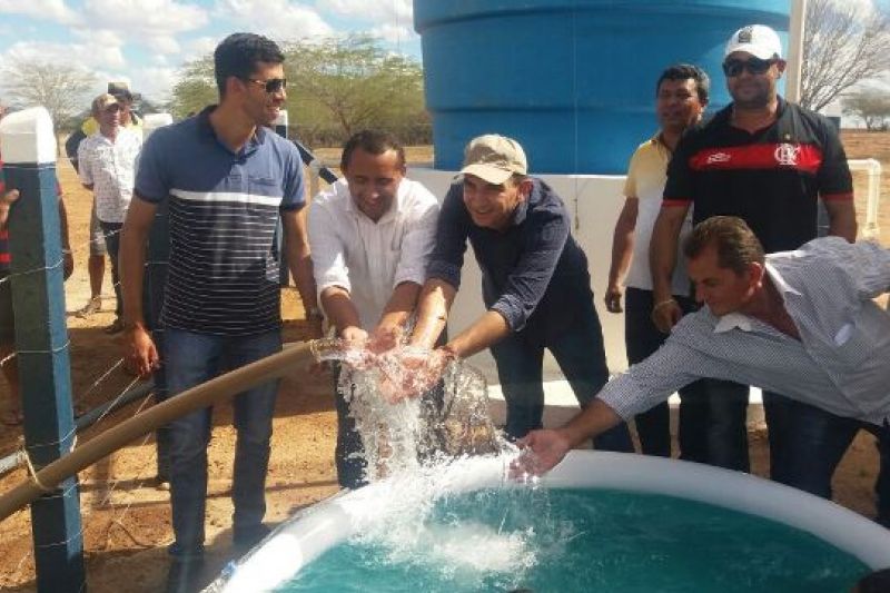 Edilson Ramos visita sistemas simplificados de abastecimento de água em Canapi