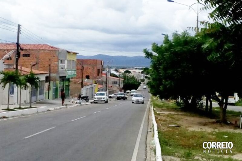 Criminosos furtam computadores e tentam arrombar cofre de autoescola em Delmiro Gouveia