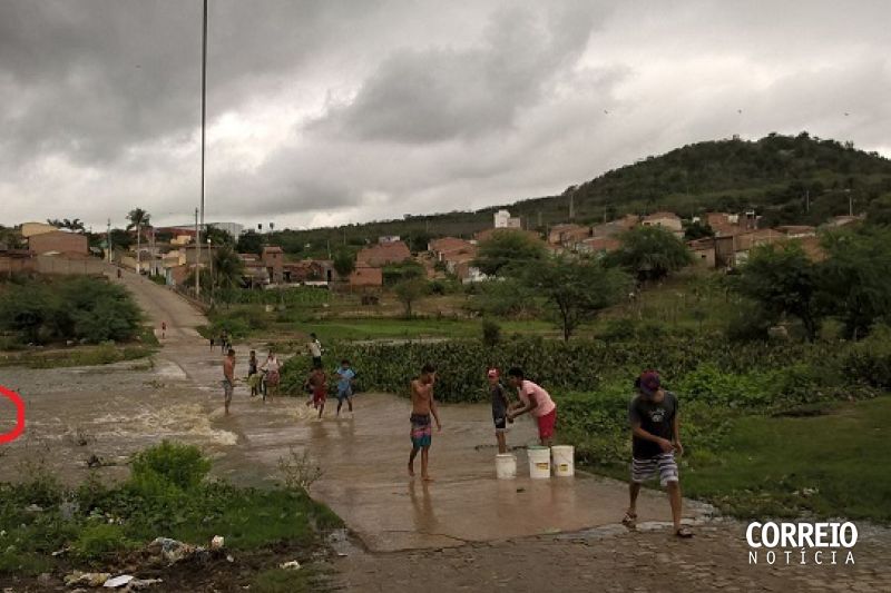 Com chegada da água, criança sofre afogamento enquanto brincava no rio Ipanema