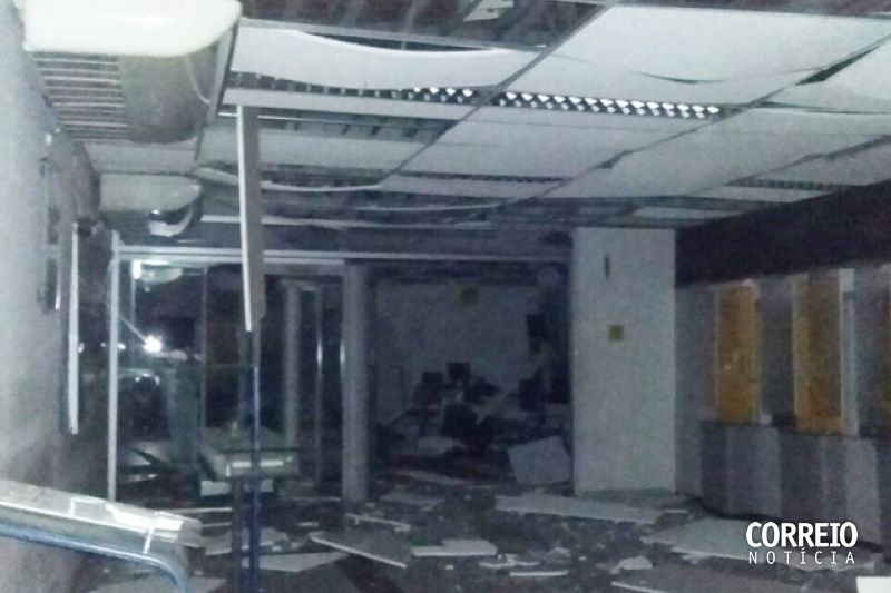 Criminosos fortemente armados explodem agência do Banco do Brasil em Água Branca