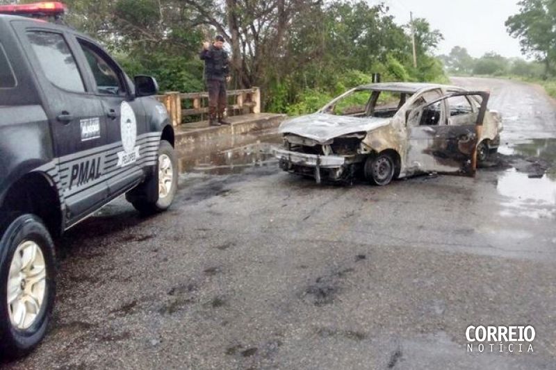Carro que pode ter sido usado em explosão de agência bancária em Água Branca é encontrado