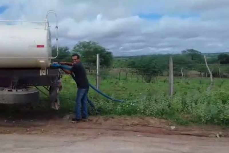 Denúncia: caminhões que deveriam abastecer cisternas jogam no chão água retirada do Canal