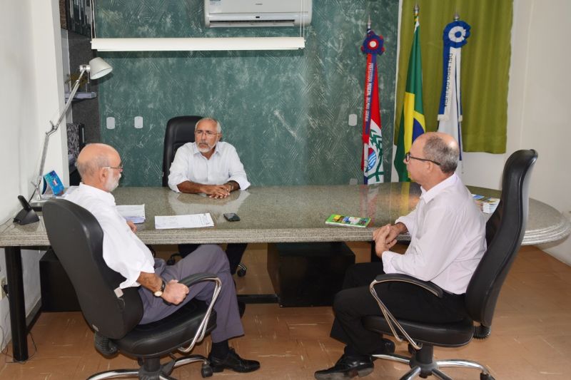 Prefeito Padre Eraldo empossa Moisés de Aguiar como novo secretário de Planejamento