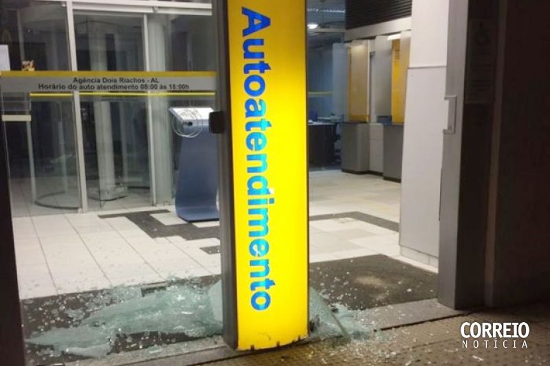 Vândalos destroem porta de agência bancária no centro da cidade de Dois Riachos