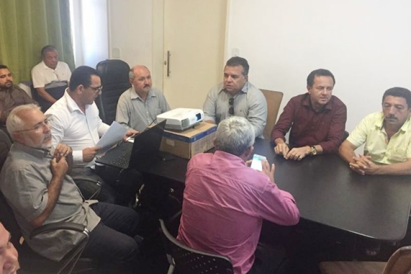 Prefeito Fabiano Ribeiro participa de reunião com prefeitos do Alto Sertão