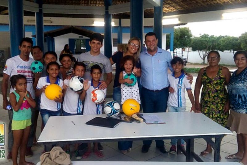 Prefeitura de Delmiro Gouveia entrega kits esportivos para comunidade das 369 casas