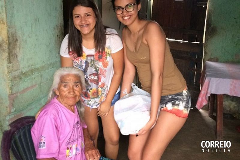 Famílias de Olho D’água das Flores recebem alimentos arrecadados em desfile de moda