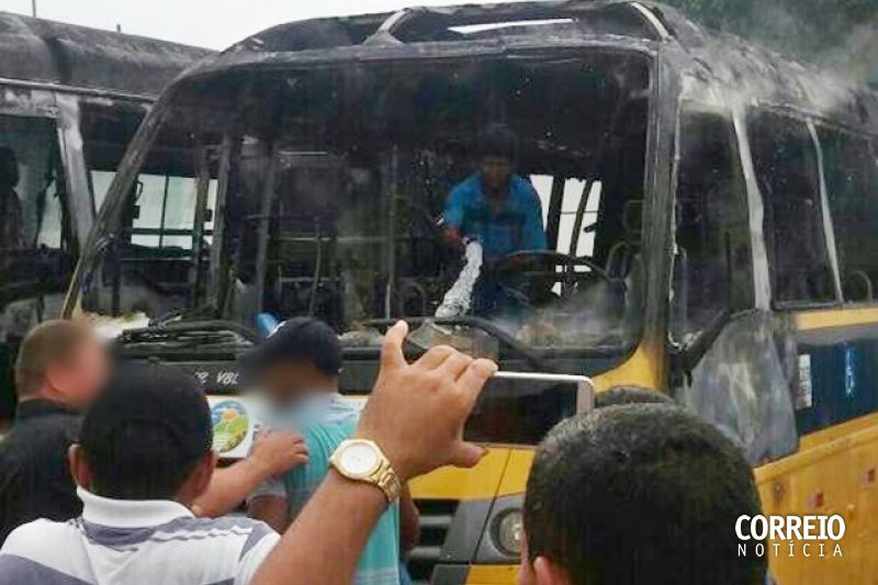 Incêndio deixa ônibus escolares parcialmente destruídos em Senador Rui Palmeira