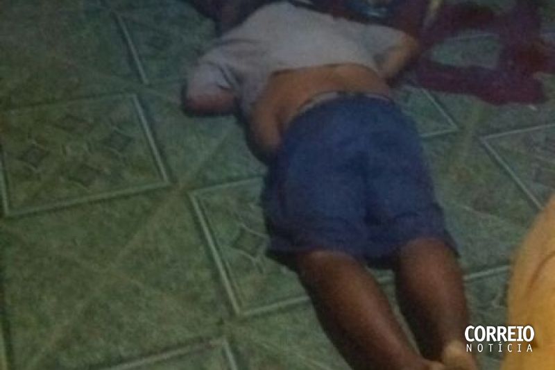 Homem é assassinado com vários tiros na sala da casa do sogro em Inhapi