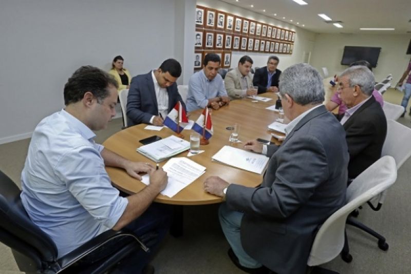 Governador assina ordem de serviço para construir Feira de Gado de Dois Riachos