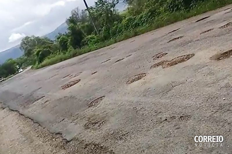 Buracos em trecho da AL-145 provocam colisão entre carros em Água Branca