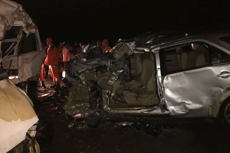 Acidente envolvendo van, trator e caminhonete deixa mortos e feridos em Batalha