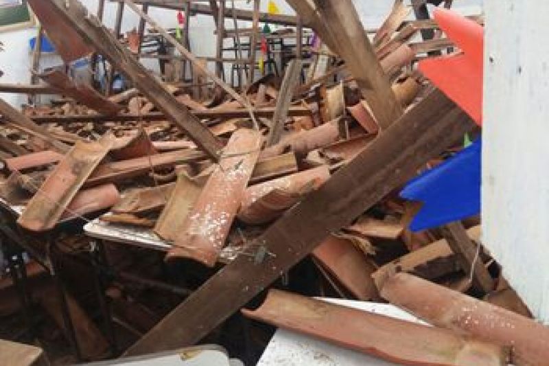 Fortes chuvas resultam em desabamento de telhado de escola municipal em Canapi