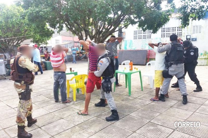 Para coibir a criminalidade, abordagens são realizadas em bares da feira-livre de Inhapi