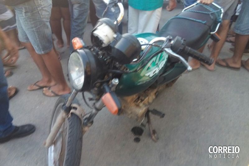 Colisão frontal entre motocicletas deixa dois homens feridos no centro da cidade de Canapi