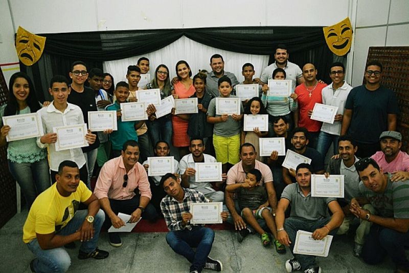Prefeitura de Delmiro Gouveia entrega 40 certificados para jovens atores